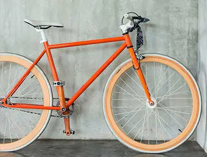 Das Bild zeigt ein Fahrrad mit orangem Rahmen. Das Symbolbild soll veranschaulichen, dass das Sachverständigenbüro Natzius auf Usedom auch Fahrrad Gutachter hat, die Unfall- und Wertgutachten erstellen.