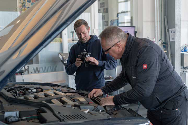 Das Bild zeigt die Kfz Gutachter Sven und Karsten Natzius vom gleichnamigen Sachverständigenbüro auf Usedom.