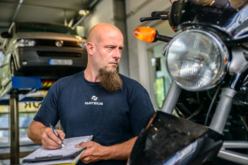 Das Bild zeigt einen Kfz Sachverständigen in Neustrelitz von Natzius bei der Fahrzeugbewertung und Fahrzeugwertermittlung.