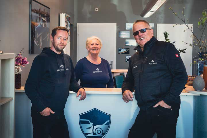 Das Bild zeigt drei Mitglieder der Familie Natzius, die Kfz Sachverständige auf Usedom sind.