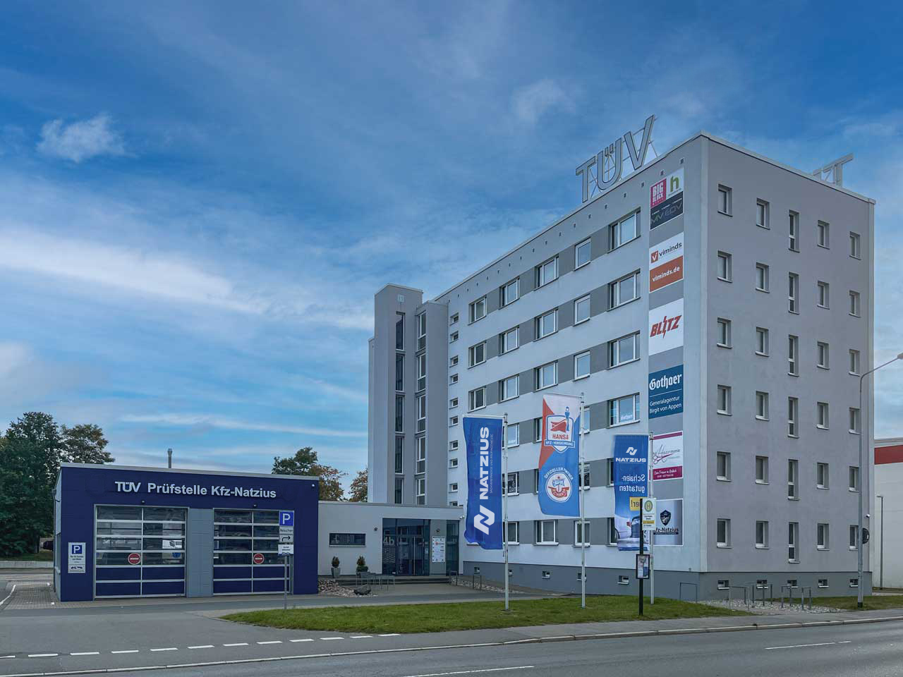 Das Bild zeigt das Hauptgebäude von Natzius, deinem Kfz Sachverständigen und Gutachter für Unfallanalyse, Unfall- und Schadengutachten, Fahrzeugbewertung und Unfallanalyse bzw. Unfallrekonstruktion. Zudem ist Natzius TÜV Nord Partner. Jetzt TÜV Termin in Teterow machen!