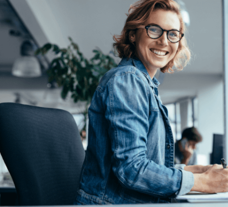 Das Bild zeigt eine freundlich lächelnde Mitarbeiterin von Natzius. Die Firma beschäftigt Kraftfahrzeug Sachverständige in Rostock und sucht Verstärkung im Team. Jetzt bewerben!