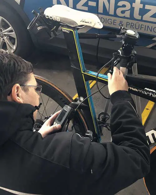 Das Foto zeigt einen Fahrradgutachter von Natzius bei der Erstellung von einem Fahrradgutachten. Hierfür prüft der Sachverständige technische Funktionen am Fahrrad.