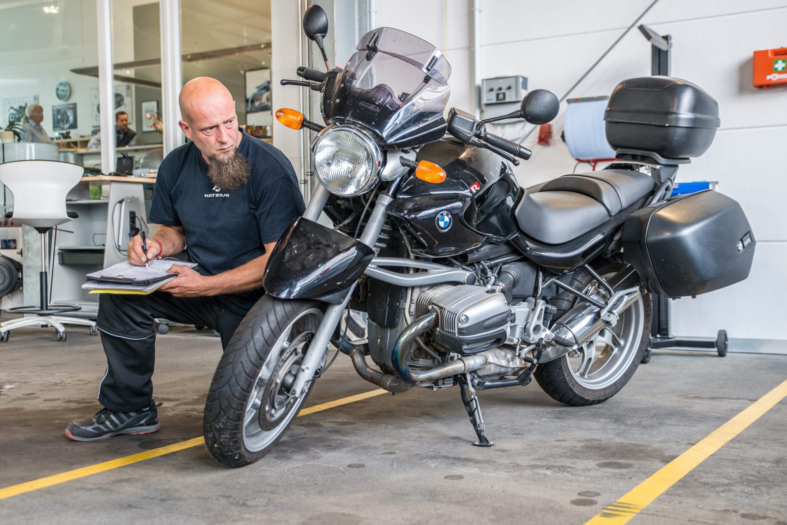 Das Bild zeigt einen Unfallgutachter in Goldberg bei der Überprüfung von einem Motorrad