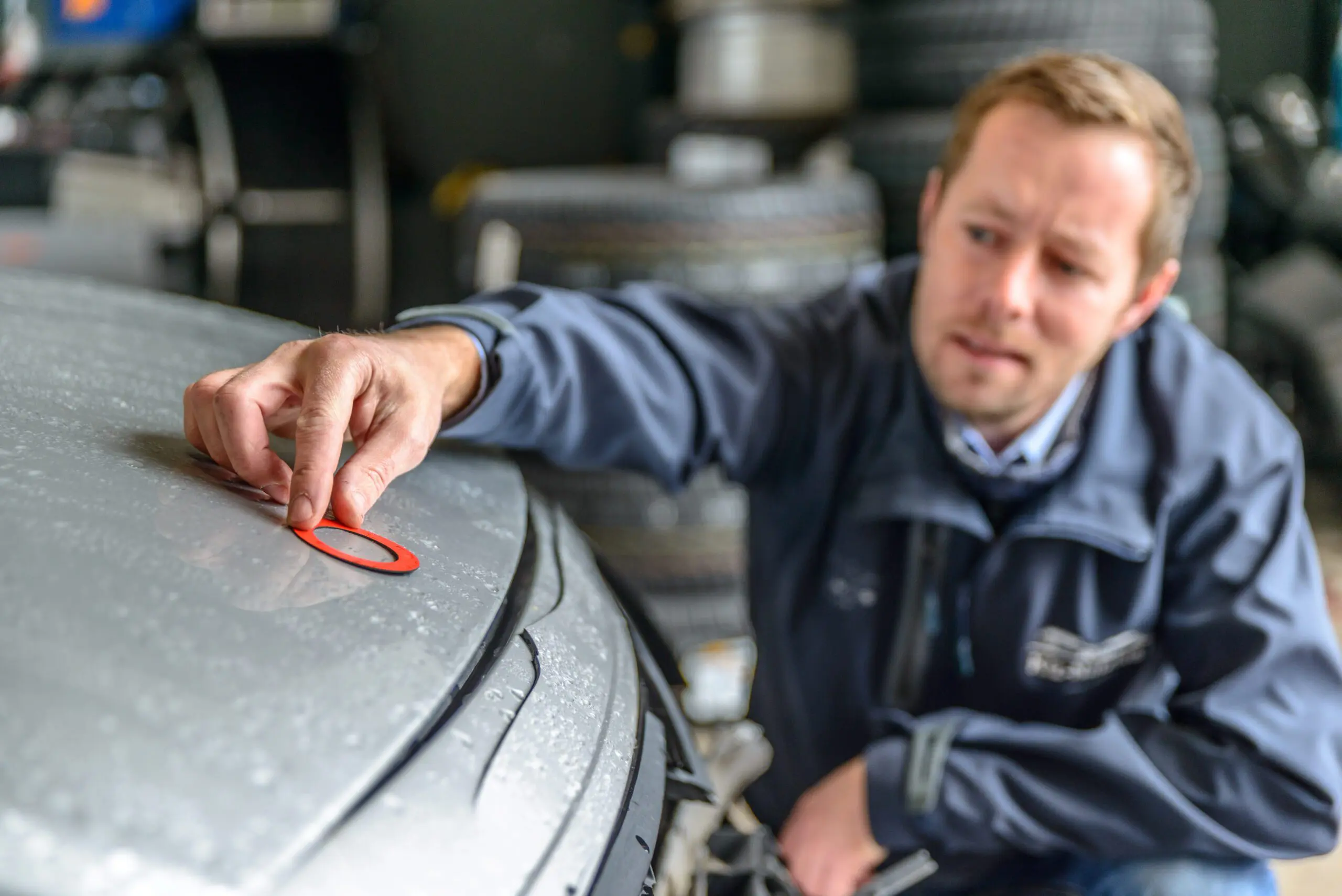 Das Bild zeigt einen Kfz Unfallgutachter in Pasewalk bei der Schadensüberprüfung.