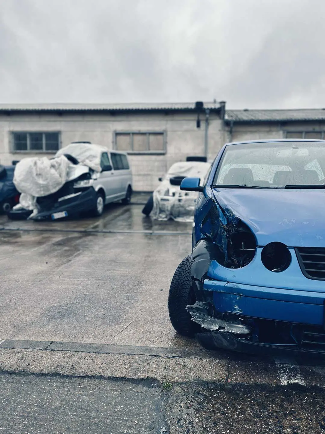 Das Bild zeigt einen Unfallschaden an mehreren Fahrzeugen und dient als Symbolbild für die Expertise bei der Erstellung von Unfallgutachten in Waren-Müritz durch Kfz-Natzius.