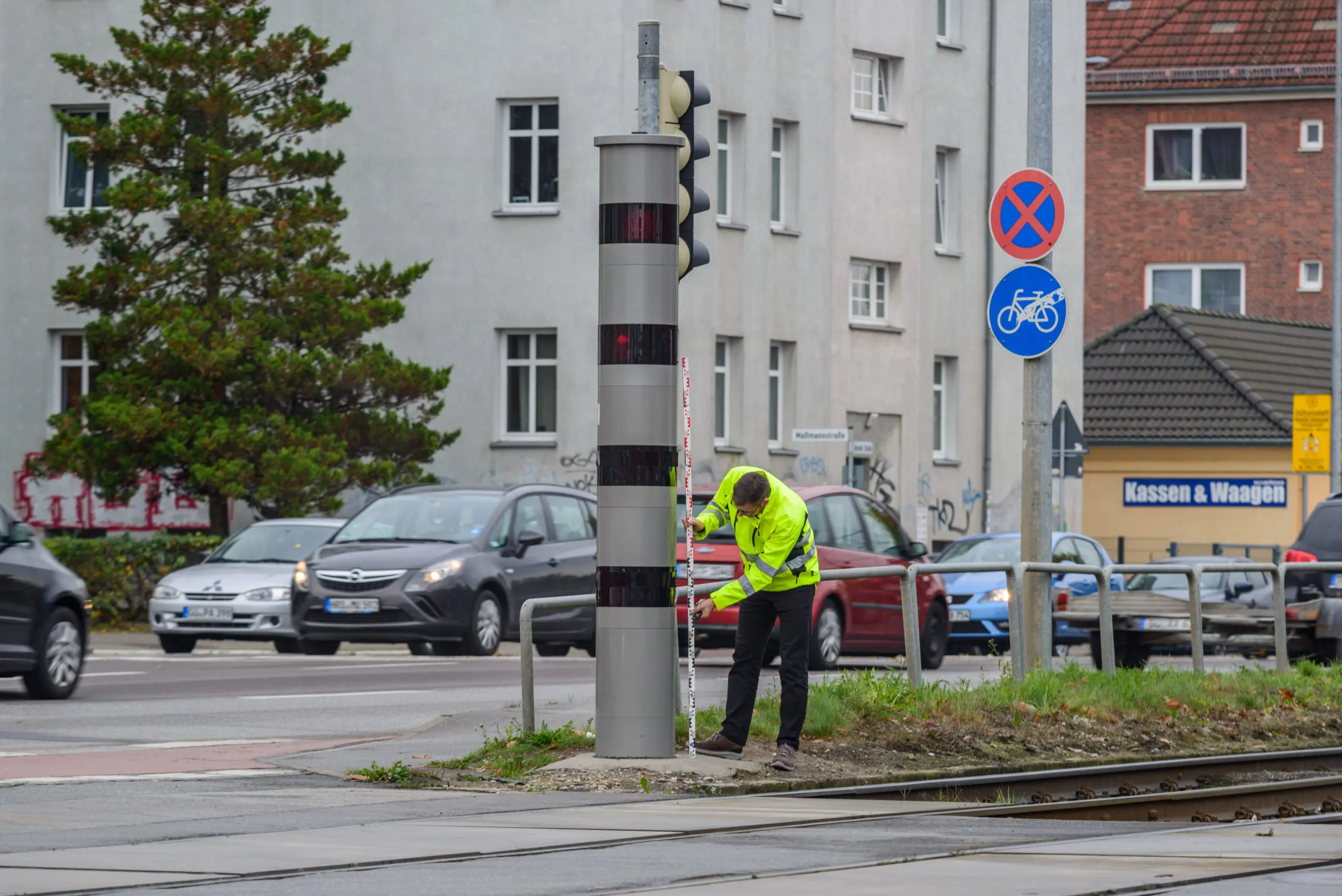 Das Bild zeigt einen Guter, der den Widerspruch gegen einen Blitzer prüft. Im Rahmen der Überprüfung nimmt eine Gerätemessung vor.
