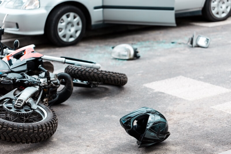 Das Bild zeigt eine nachgestellte Szene von einem Motorradunfall und steht symbolisch fĂĽr professionelle Motorradgutachten in Parchim von Natzius.