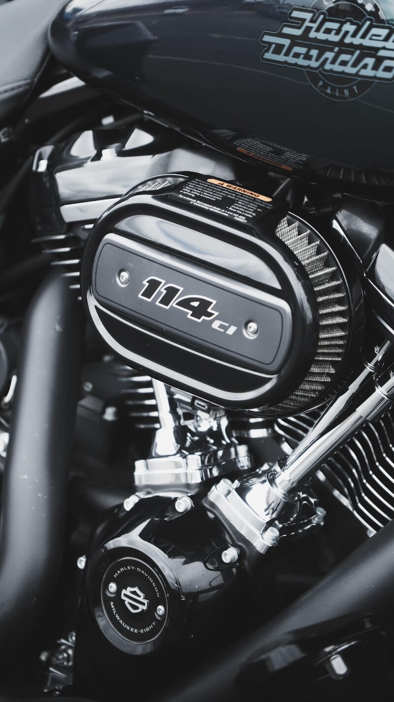 Das Bild zeigt die Nahaufnahme vom Motor einer Harley Davidson und steht symbolisch fĂĽr Motorradgutachten in Stralsund und Restwertermittlung, durchgefĂĽhrt von Natzius.